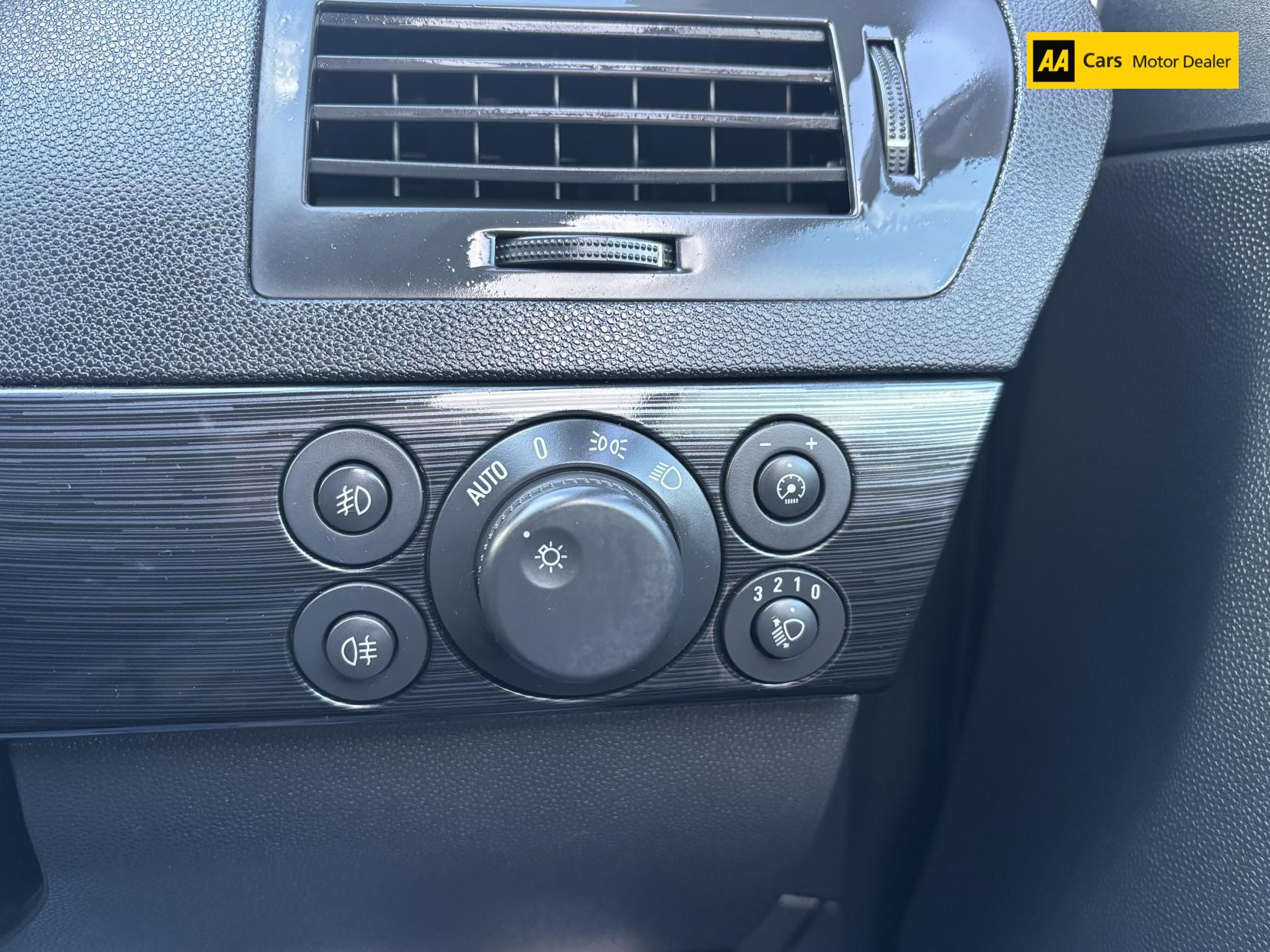 Vauxhall Astra 1.9 CDTi 16v Design Hatchback 5dr Diesel Manual (157 g/km, 118 bhp)