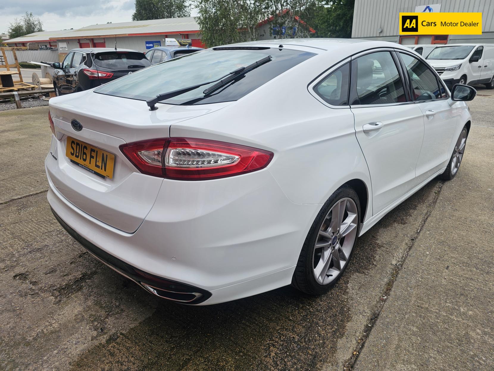 Ford Mondeo 2.0 TDCi Titanium Hatchback 5dr Diesel Powershift Euro 6 (s/s) (180 ps)