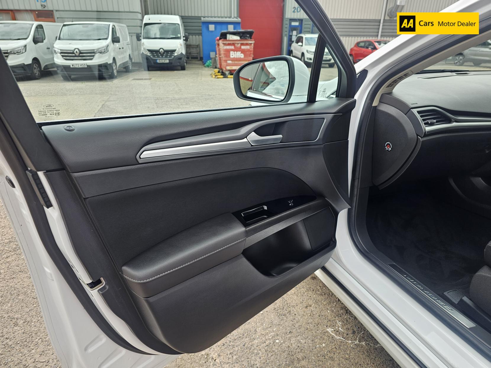 Ford Mondeo 2.0 TDCi Titanium Hatchback 5dr Diesel Powershift Euro 6 (s/s) (180 ps)