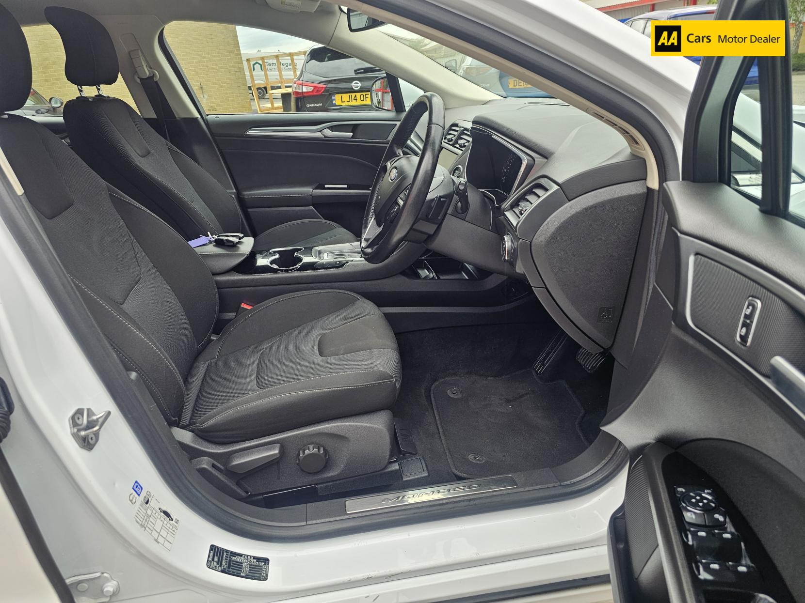 Ford Mondeo 2.0 TDCi Titanium Hatchback 5dr Diesel Powershift Euro 6 (s/s) (180 ps)