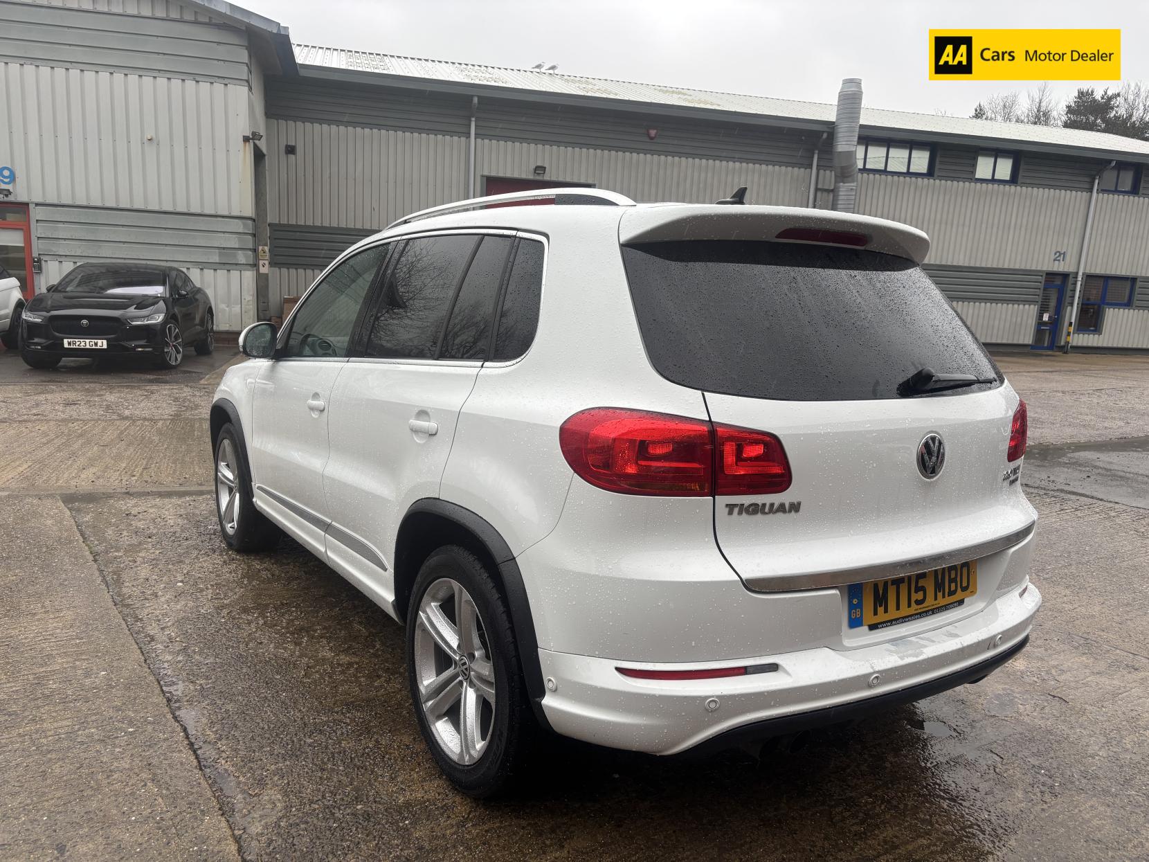 Volkswagen Tiguan 2.0 TDI BlueMotion Tech R-Line SUV 5dr Diesel Manual 4WD Euro 5 (s/s) (Nav) (140 ps)