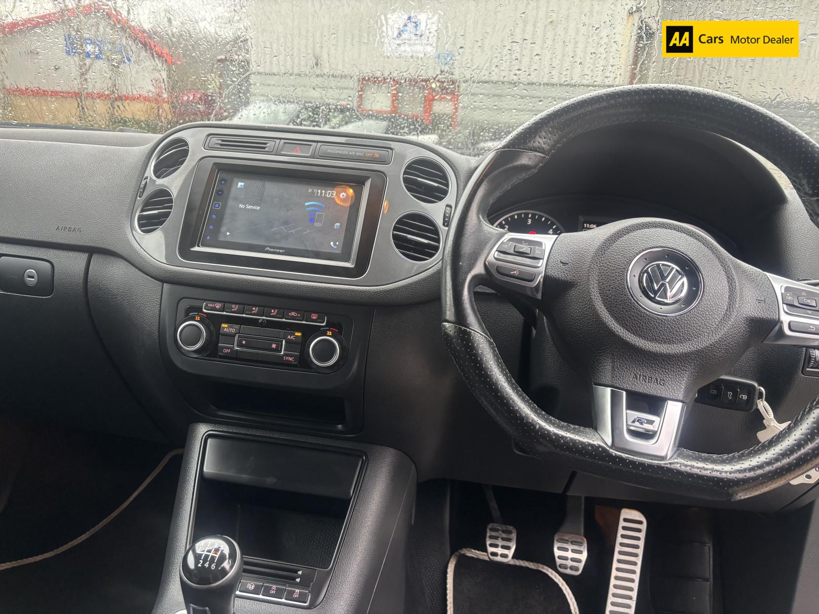 Volkswagen Tiguan 2.0 TDI BlueMotion Tech R-Line SUV 5dr Diesel Manual 4WD Euro 5 (s/s) (Nav) (140 ps)