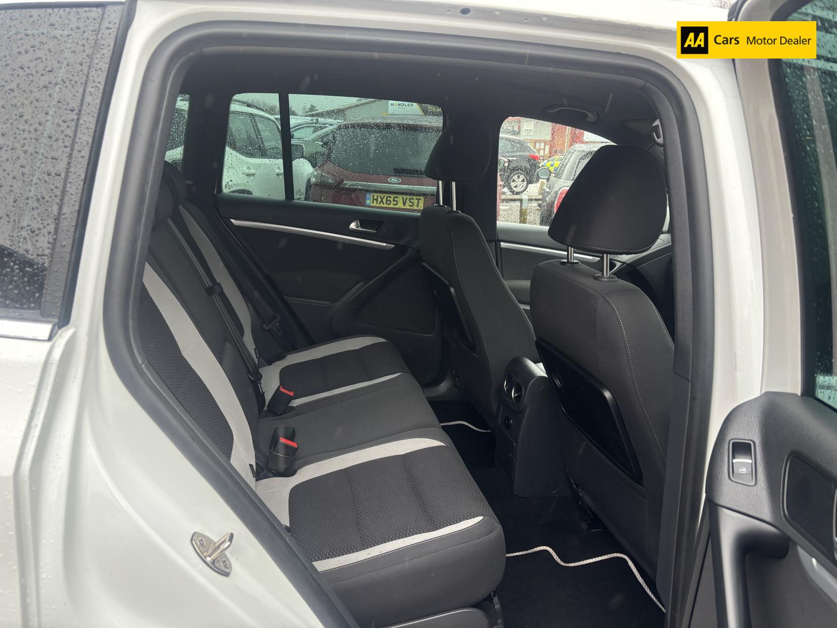 Volkswagen Tiguan 2.0 TDI BlueMotion Tech R-Line SUV 5dr Diesel Manual 4WD Euro 5 (s/s) (Nav) (140 ps)