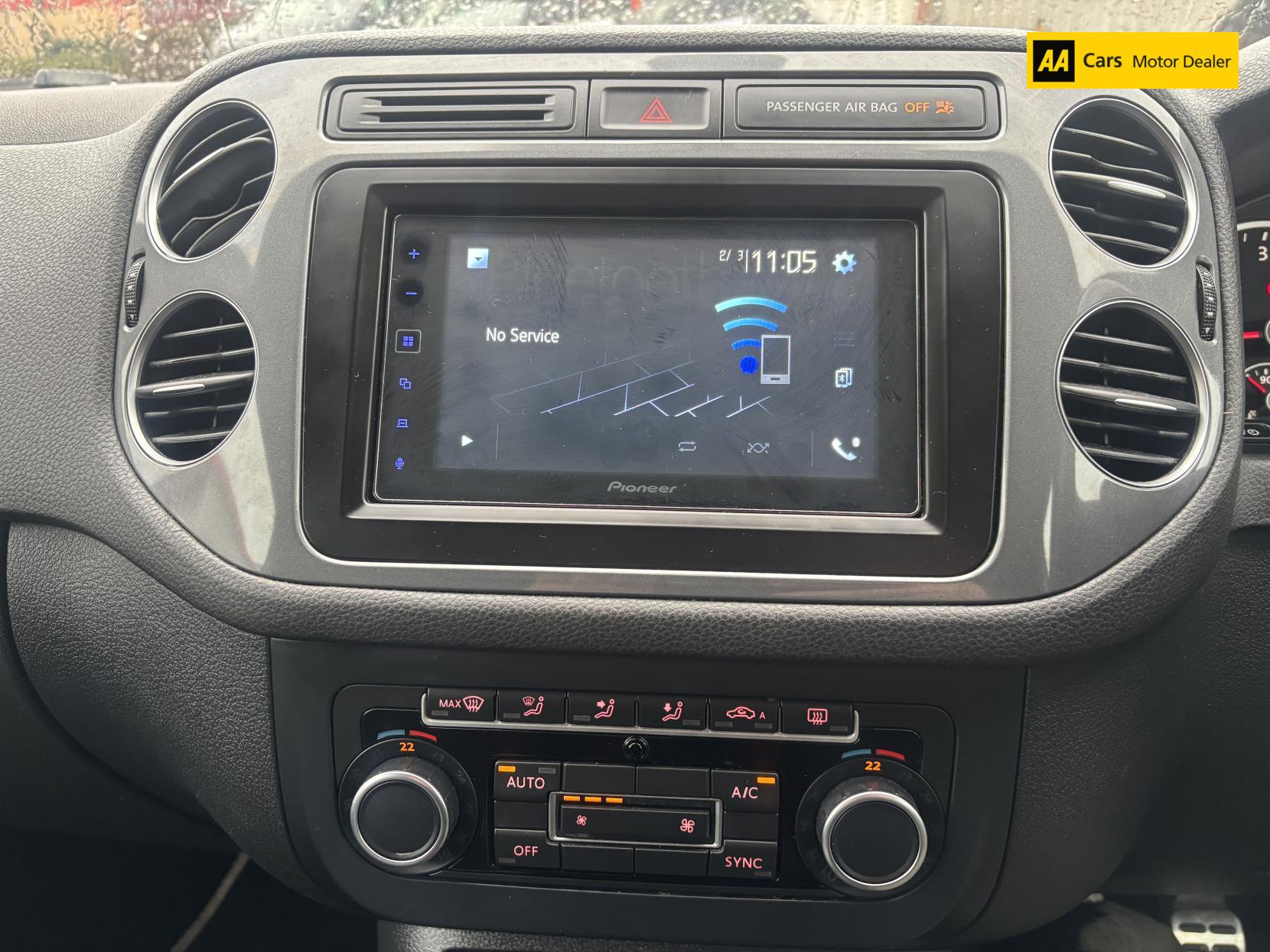 Volkswagen Tiguan 2.0 TDI BlueMotion Tech R-Line SUV 5dr Diesel Manual 4WD Euro 5 (s/s) (Nav) (140 ps)