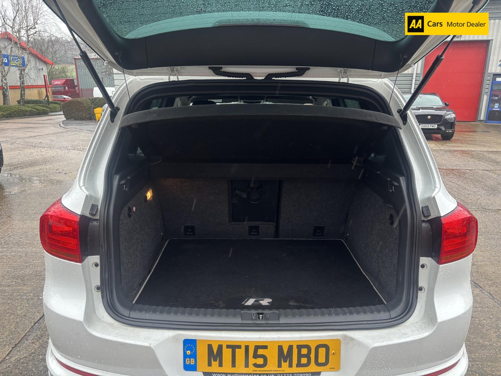 Volkswagen Tiguan 2.0 TDI BlueMotion Tech R-Line SUV 5dr Diesel Manual 4WD Euro 5 (s/s) (Nav) (140 ps)