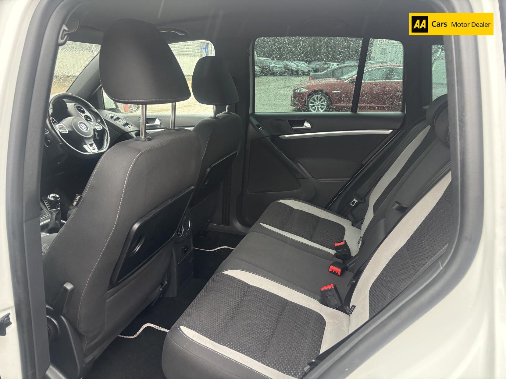 Volkswagen Tiguan 2.0 TDI BlueMotion Tech R-Line SUV 5dr Diesel Manual 4WD Euro 5 (s/s) (Nav) (140 ps)