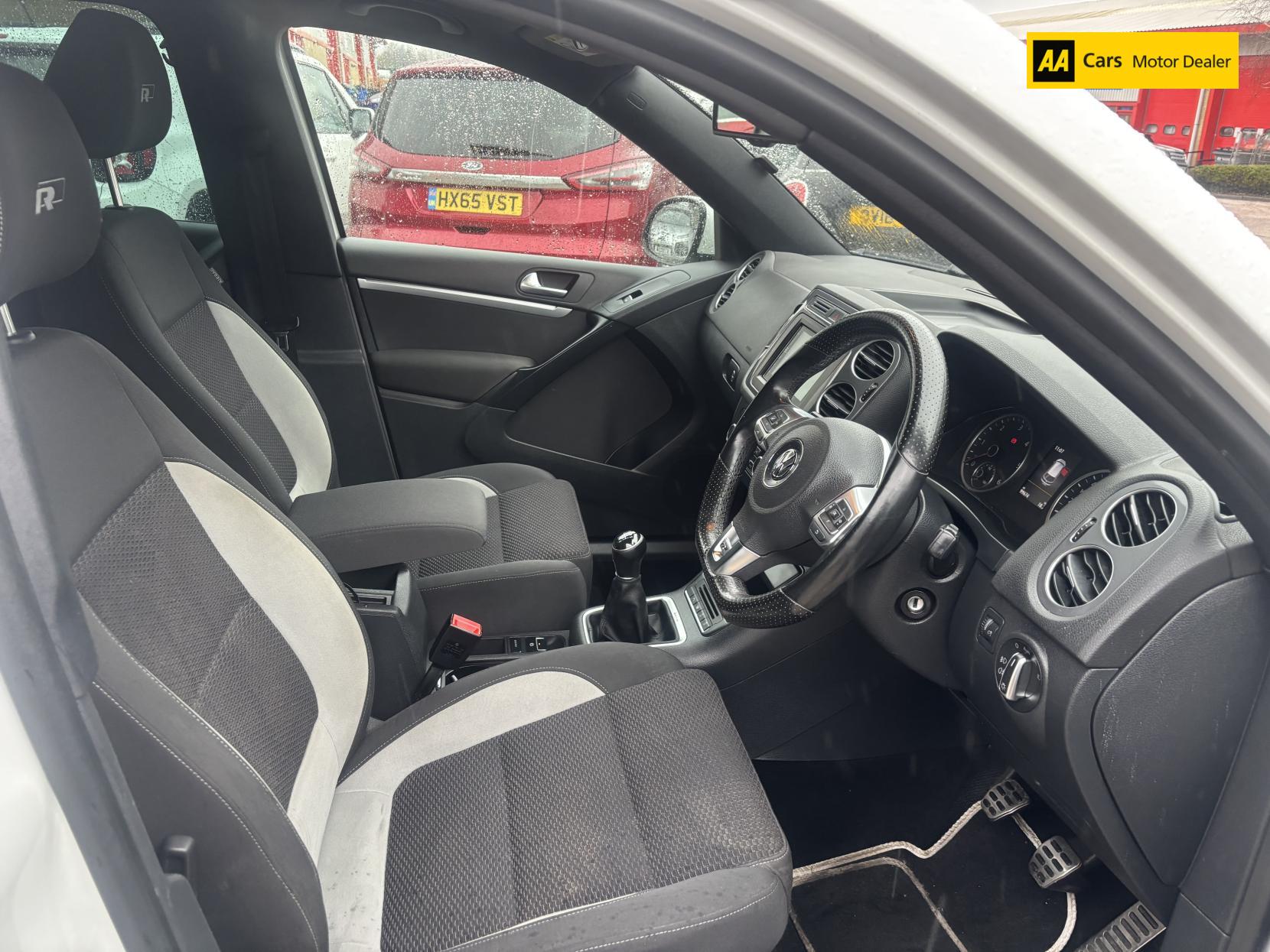 Volkswagen Tiguan 2.0 TDI BlueMotion Tech R-Line SUV 5dr Diesel Manual 4WD Euro 5 (s/s) (Nav) (140 ps)