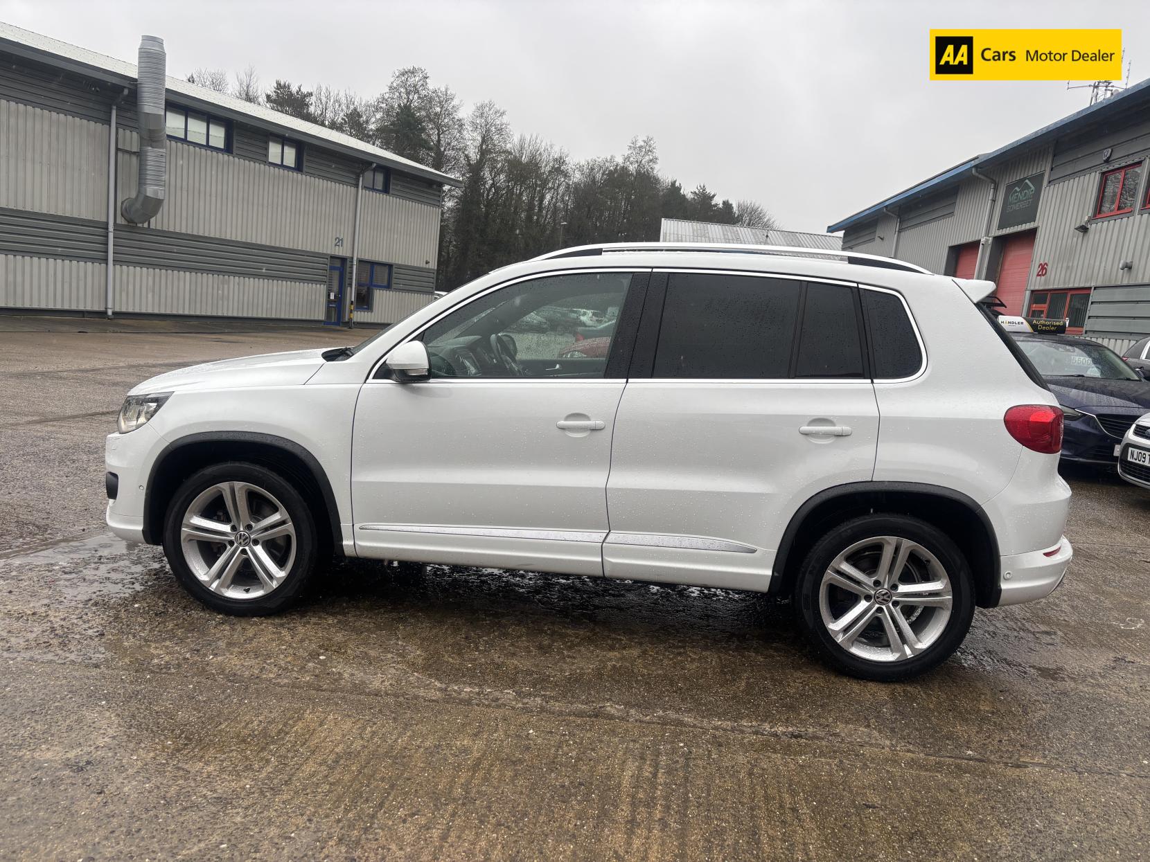 Volkswagen Tiguan 2.0 TDI BlueMotion Tech R-Line SUV 5dr Diesel Manual 4WD Euro 5 (s/s) (Nav) (140 ps)