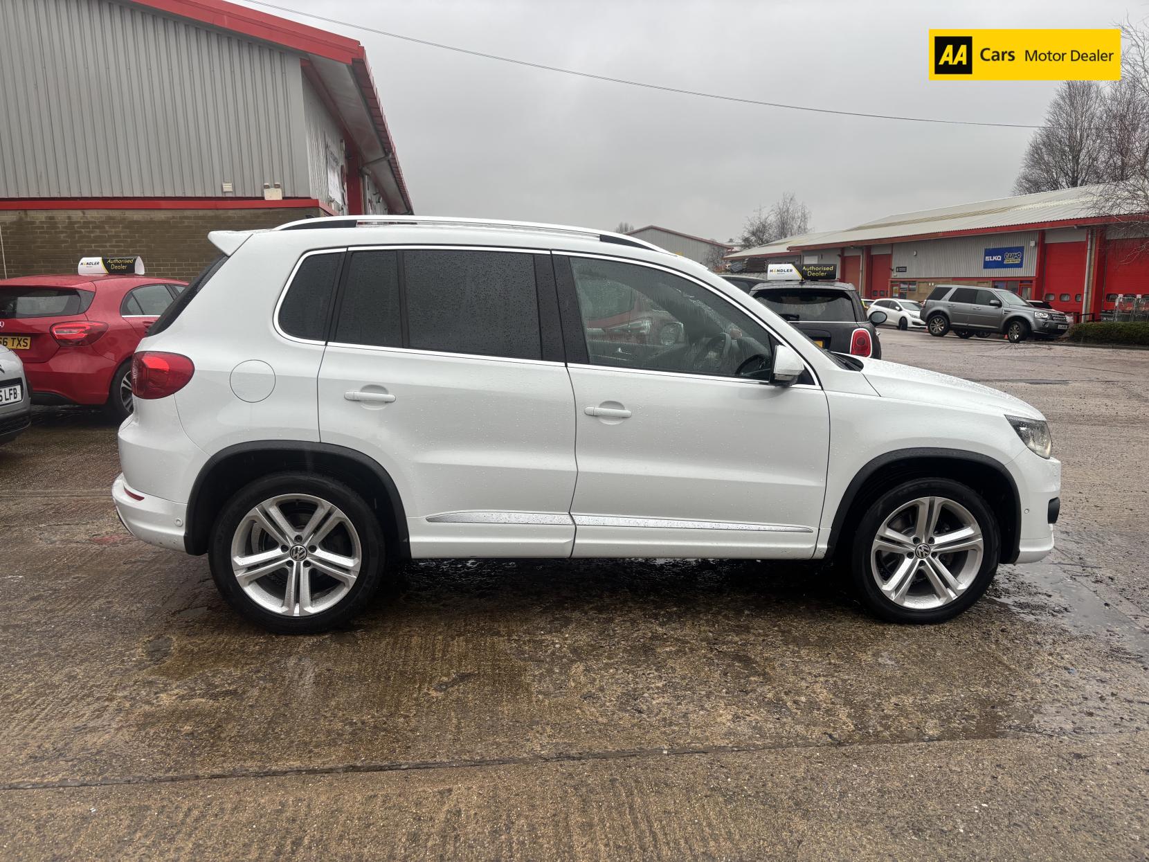 Volkswagen Tiguan 2.0 TDI BlueMotion Tech R-Line SUV 5dr Diesel Manual 4WD Euro 5 (s/s) (Nav) (140 ps)