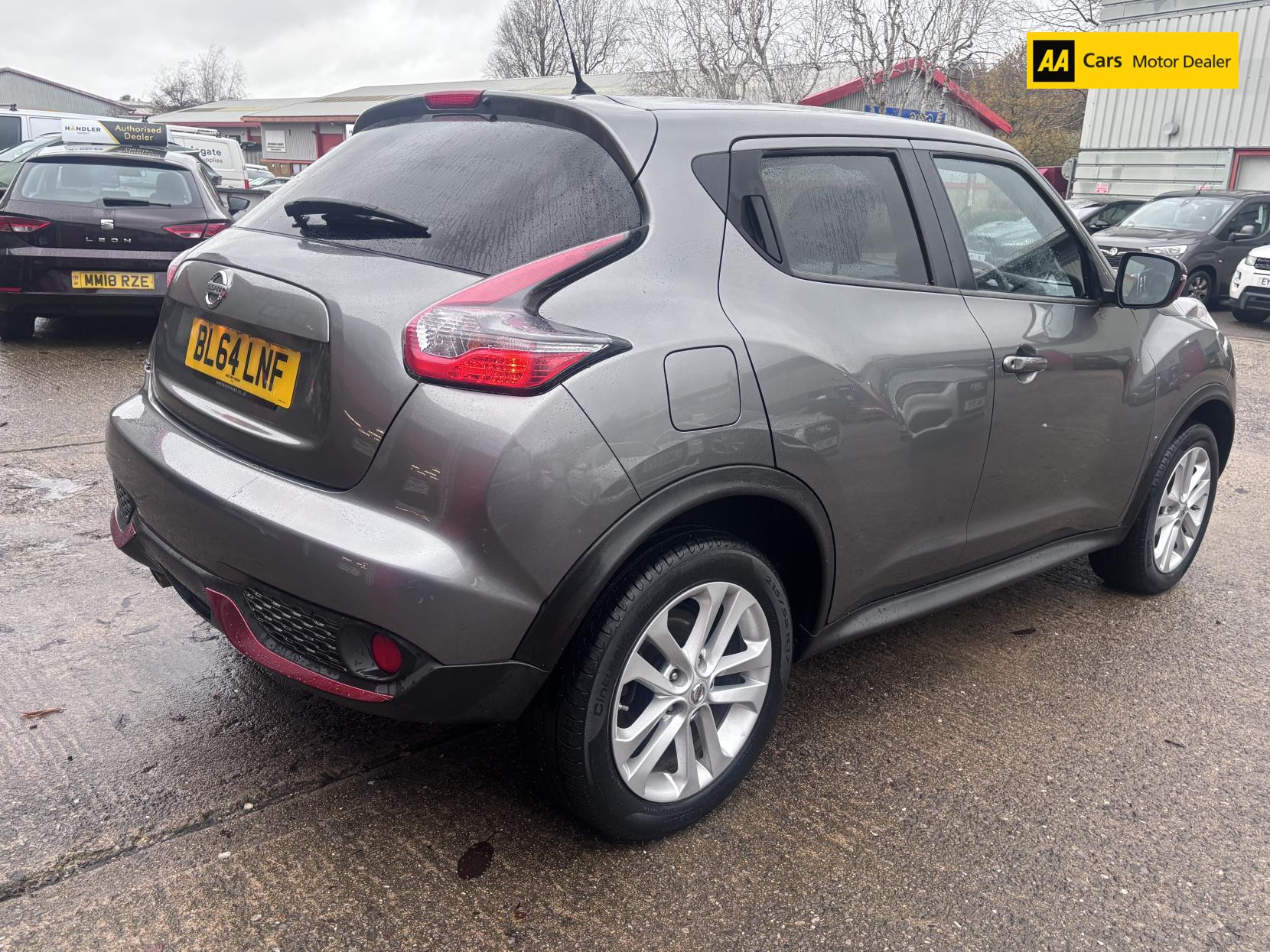 Nissan Juke 1.6 Acenta Premium SUV 5dr Petrol XTRON Euro 5 (117 ps)