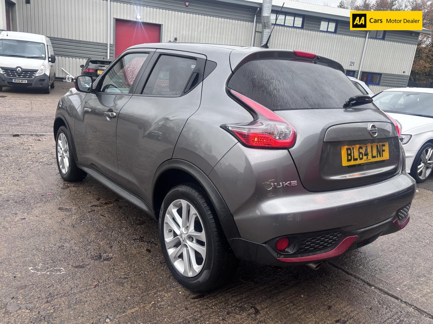 Nissan Juke 1.6 Acenta Premium SUV 5dr Petrol XTRON Euro 5 (117 ps)