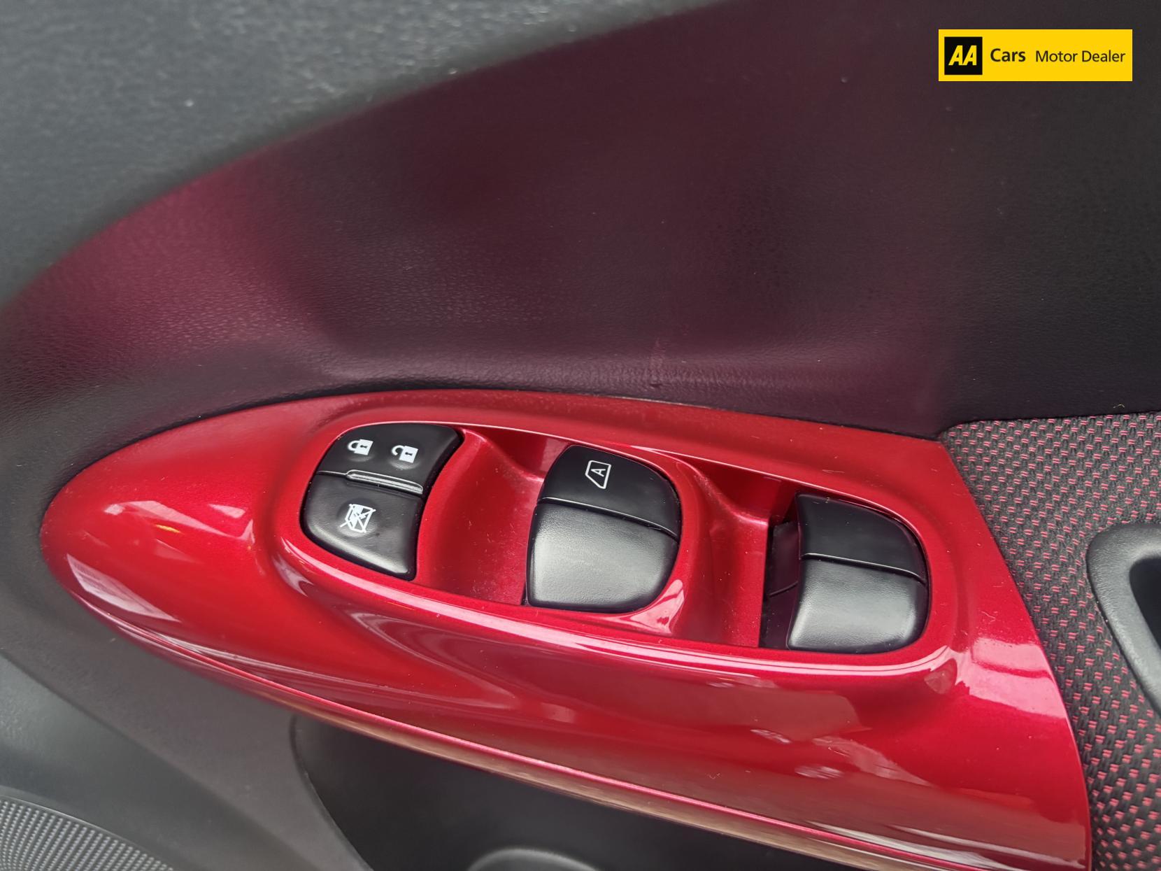 Nissan Juke 1.6 Acenta Premium SUV 5dr Petrol XTRON Euro 5 (117 ps)